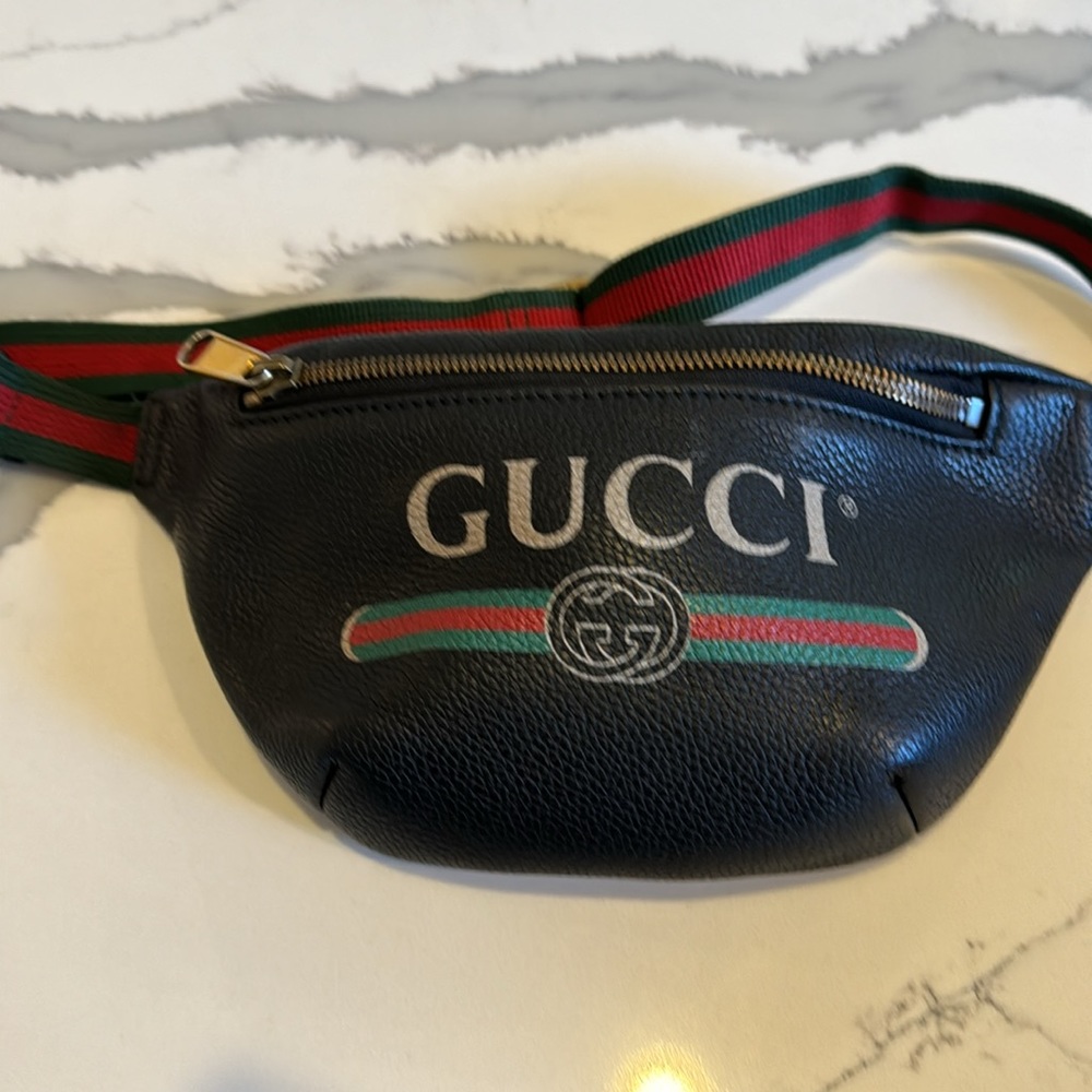 Gucci classic leather logo belt bag